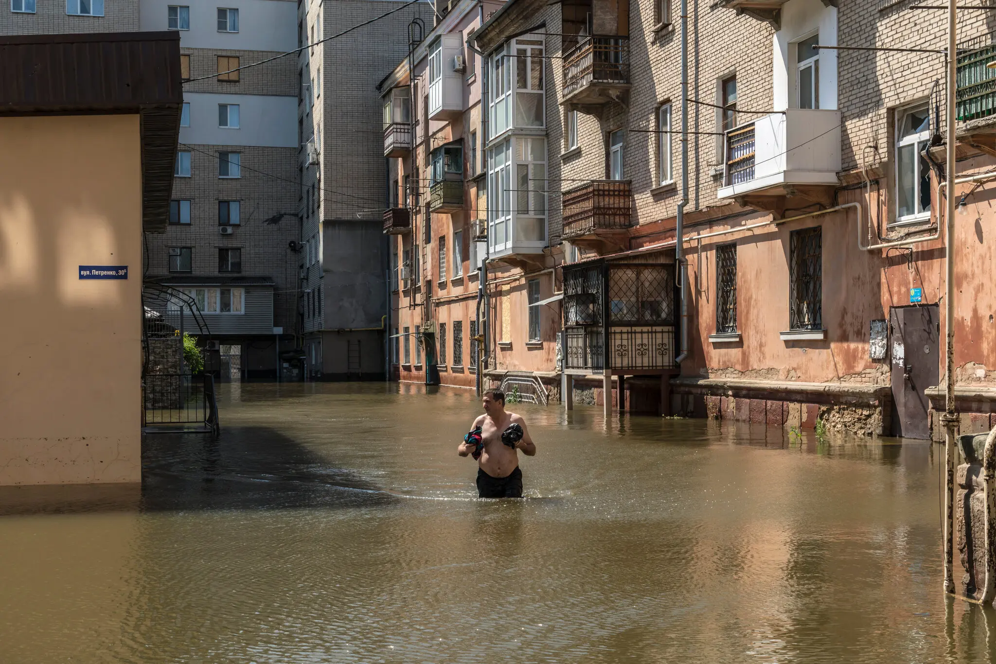 Прохід через паводок у Херсоні 9 червня.